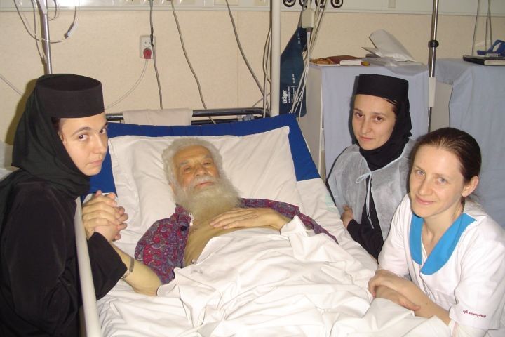 Pr-Gheorghe-Calciu-în-Spitalul-Militar-6-Noiembrie-2006