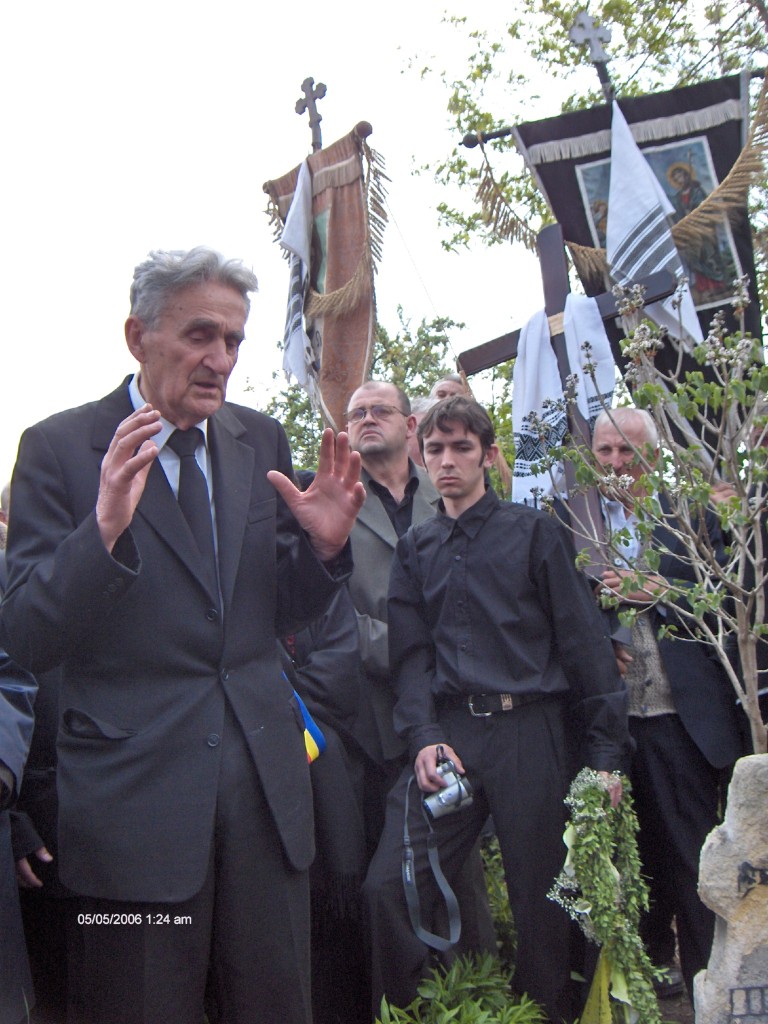 Dl Totoescu la inmormantarea lui Ion Gavrila Ogoranu Galtiu 4 mai 2006