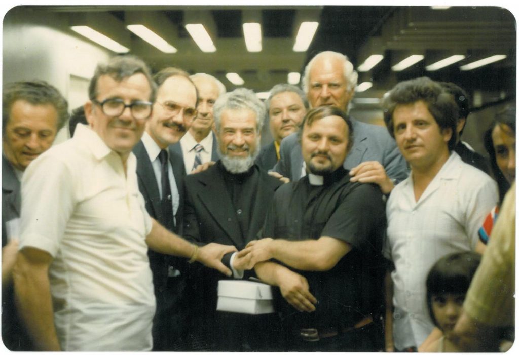 19-parintele-gheorghe-calciu-marturisitorii-ro-in-sua-jfk-nyc-9-august-1985-grigore-caraza-zahu-pana-liviu-butura