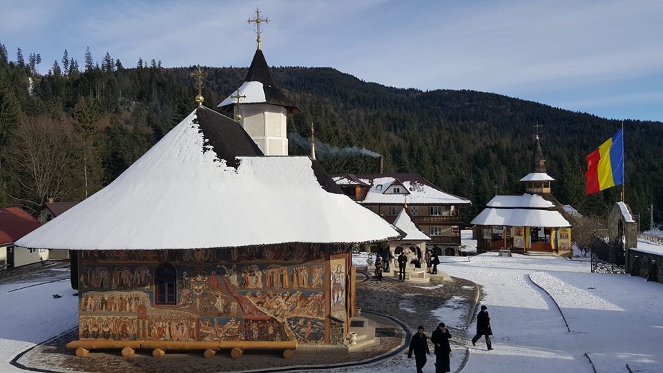 manastirea-petru-voda-iarna